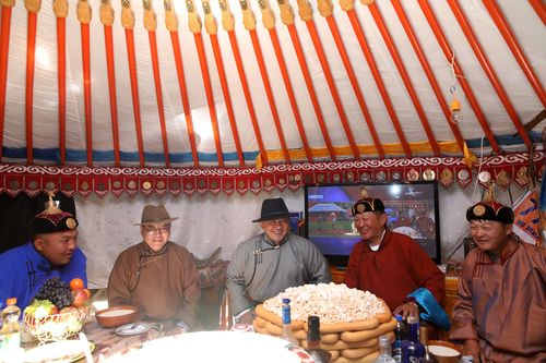 Ерөнхийлөгч Х.Баттулга тод манлай уяач О.Батбилэгийн галаар зочиллоо